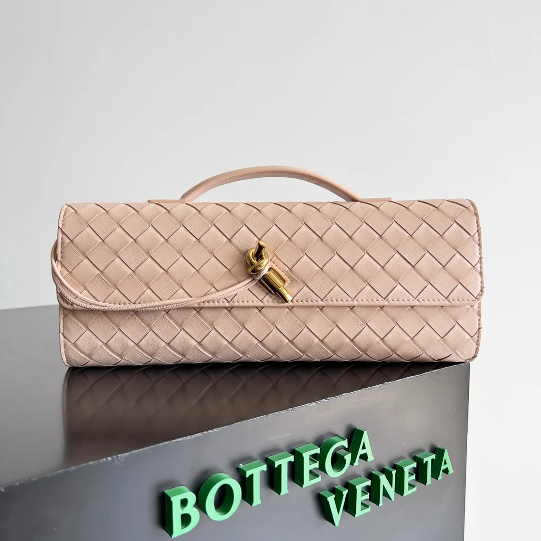 The batch of 1360 BV Andiamo evening handbags has been heavily planted again~ The designer aesthetics in the era of economic downturn are back. I fall in love with it at first sight and can't put it down. It's so beautiful and full of aura. The shape and texture are very competitive. It's light in weight and has sufficient capacity. It's a must-have for fashionistas. It's suitable for many occasions, minimalist, high-end and light luxury. Model No.: 741511 Size: 31*13*3cm